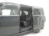 【両側パワースライドドア】両側パワースライドドア付きだから、狭い駐車スペースなどでの 乗り降りラクラク!小さなお子さまのいるご家庭には嬉しい装備。