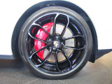 フロント: 10J x 22 ET 48 + 285/40 ZR22 (110Y) XL リア: 11.5J x 22 ET 52 + 315/35 ZR22 (111Y) XL