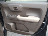 運転席のドア内部でございます。