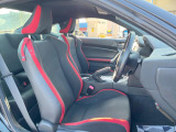 【専用スポーツシート】ホールド性に優れ、カーブ時の体が流れを抑制してくれます。また、体にフィットするから腰や背中が疲れにくく、ロングドライブや高速走行でも快適にお過ごしいただけます♪