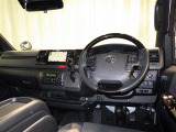 運転の際、常に目にする部分だけにシックで飽きのこないデザインが良いですね。