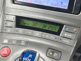 【オートエアコン】一度お好みの温度に設定すれば、車内の温度を検知し風量や温度を自動で調整。暑い&hellip;寒い&hellip;と何度もスイッチ操作をする必要はありません。快適な車内空間には必須の機能ですね♪