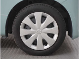 【ホイールキャップ】車に良く似合う純正ホイールキャップが装備されています。各種社外アルミホイールや、スタッドレスタイヤも取扱いしております。是非ご相談ください。