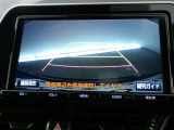【バックカメラ】バックカメラ装着車です。バックする時に、後方の様子をナビ画面に表示します!慣れない駐車場での駐車や、せまい場所での車庫入れの時も、安全確認OK!思いがけずコツン!なんて事も防げますヨ!