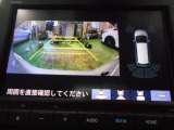 バックカメラの画像です。ガイドラインがスムースな車庫入れをサポートいたします。車庫入れの安心感がアップしますね。