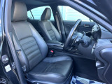 運転席まわりには十分なスペースがあり、大柄な方でもゆったり運転していただける環境です。