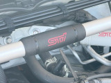 【STIタワーバー】お車の剛性を高めるタワーバーを装備。よりスムーズなコーナリング走行が可能となり、走りも楽しめます。