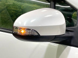 【電動格納ミラー】サイドミラーは電動格納式となっており、狭い駐車場でもキズがつくリスクを抑えられます。