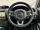 車両の様々なコントロールを行うスイッチ類が集約したステアリング。走行中、前方から目をそらさず、ステアリングから手を離さず、安全性も向上します。