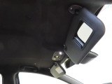運転席サンバイザーにはバニティーミラー付いてます。