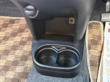 前席にドリンクホルダーが付いているので快適に運転できますね♪