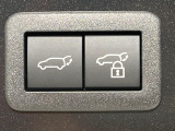 【パワーバックドア】スマートキーや運転席のボタンを押すだけでリアゲートが自動で開閉します!荷物を持っている時や、高い位置にあるバックドアを閉める際に便利な機能です♪