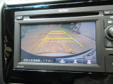 バックカメラの画像です。ガイドラインがスムースな車庫入れをサポートいたします。車庫入れの安心感がアップしますね。