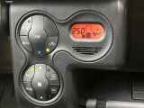 【オートエアコン】一度お好みの温度に設定すれば、車内の温度を検知し風量や温度を自動で調整。暑い&hellip;寒い&hellip;と何度もスイッチ操作をする必要はありません。快適な車内空間には必須の機能ですね♪