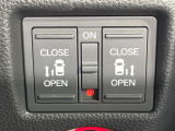 【両側パワースライドドア】スマートキーや運転席のスイッチで後席両側スライドドアの開閉が可能♪電動だから力を入れてドアを開ける必要が無く、小さなお子様でも簡単に開け閉めでき快適です♪