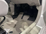 内装工程では、中古車を気持ちよくお乗りいただけるよう清掃しております。シートの洗浄はもちろん、ニオイの元となるフロアカーペットまで洗浄・消臭を実施。