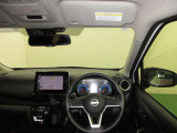 ドライバー目線で、使いやすく安全操作性と良好な視界を実現した運転席です。
