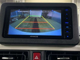 バックモニターで、後方を確認しながら安心して駐車することができます。※カメラが映し出す範囲は限られています。必ず車両周辺の安全を直接確認してください。