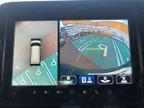車の全周囲の画像が表示されます。運転席から見づらい個所なども、上空から見たような映像で確認できます。映像のきりかえも出来、後方確認だけでなく大変便利な機能です。