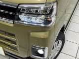 【LEDヘッドライト】悪天候や夜間走行時も良好な視界を確保し安心して運転できる高輝度LEDヘッドライトを装備!点灯速度が早く、消費電力も抑えられています。