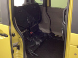 ★チップアップ&ダイブダウン機能付き【ULTR SEAT】は後席座面を左右分割で跳ね上げることができます☆トランクで積載できない背の高い荷物をラクラク収納できます。ホンダ車ならではの人気装備です♪