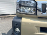 【LEDヘッドライト】悪天候や夜間走行時も良好な視界を確保し安心して運転できる高輝度LEDヘッドライトを装備!点灯速度が早く、消費電力も抑えられています。
