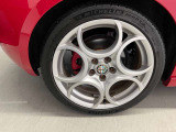 当店では、愛車をより長く綺麗にお乗り頂くために、専用ボディコーティングを実施しております。スタンダードタイプ10万円〜、プレミアムタイプは15万円〜とご希望に合わせてお見積り致します。