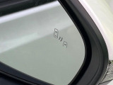 【ブラインドスポットモニター】走行中、ドアミラーの死角になりやすい箇所に後続車が接近するとサイドミラーのレンズに警告を表示!ドライバーに注意喚起をしてくれます。