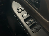 パワーウィンドウのスイッチですよ。 運転席に居ながら窓を開け閉めのコントロールできますよ。 ロック機能で、子供がイタズラして窓を開けるという事も無くなりますよ。