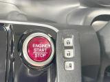 【Hondaスマートキー】カバンやポケットに入れたままでもドアの施錠・解錠が可能なスマートキーを装備。エンジンのオン・オフ時もカギを取り出す必要が無いからとっても便利です♪