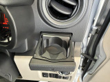 ワンプッシュ式オートオープンカップホルダー。