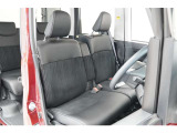 空間を広く使えるベンチシートは快適です。運転席&hArr;助手席の移動が簡単なので狭い駐車場などで役立ちます。