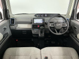 【インパネ】運転のしやすさを最優先に設計された見晴らしの良いフロントビュー。車両間隔が掴みやすく狭い道でも安心♪「安全」と「品質」を最優先に、安心してお乗りいただけるクルマを提供いたします。
