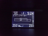 マルチインフォメーションディスプレイです。運転に関する情報や車両の設定を表示する機能を持っています。