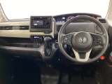 車内は光触媒抗菌消臭施工済です。スタイリッシュなデザインで暖かみのあるインパネ周りを演出します。グローブボックスやカップホルダーのほかにトレーなどたくさんの収納スペースが装備されています。