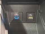 充電用USB端子付き。スマートフォンなどの充電に便利です。