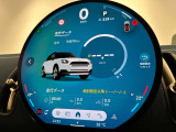 有機ELテクノロジーが採用された大型の円形センターディスプレイ