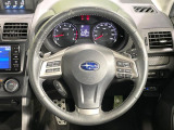 インテリアに合わせたデザインのステアリングは、運転される方のことも考え、運転しやすい形状、大きさです。是非一度、実際に触ってお確かめください。