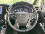 インテリアに合わせたデザインのステアリングは、運転される方のことも考え、運転しやすい形状、大きさです。是非一度、実際に触ってお確かめください。