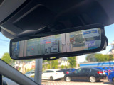 【スマートリヤビューミラー】後席の大きな荷物や同乗者で後方が確認しづらい時でも安心!カメラが撮影した車両後方の映像をルームミラー内に表示。クリアな視界で状況の確認が可能です!