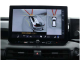 サイドクリアランスビュー表示中に、旋回時の運転操作に合わせて自動で車両を斜め後方から見たような映像を表示。