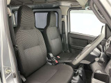 高いホールド性で運転姿勢が安定します。長距離ドライブでも疲れにくいのが魅力です。快適なドライビングライフをお送りください♪