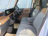 【VDC】運転操作やクルマの速度を検知して、ブレーキやエンジン出力の制御を 自動的に行い、滑りやすい路面やカーブを曲がるときや障害物を回避するときにクルマ の横滑りを軽減し、運転に安心感を与えます。