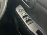 パワーウィンドウのスイッチですよ。 運転席に居ながら窓を開け閉めのコントロールできますよ。