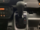 CVT車のセレクトレバーです。低速から高速まで、変速ショックのないスムーズな走りを実現するとともに、エンジン効率のよい領域を維持することで燃費にも貢献します。