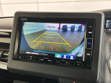 リバースギアに入れるだけで後方の表示へ切り替わります。夜間や雨の日の駐車も楽になりますよ。