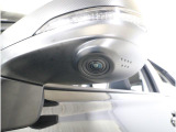 助手席側で見えにくい左前方の映像を、車内のマルチファンクションディスプレイに映し出します。前方への駐車や左寄せ、狭い道でのすれ違いなど、さまざまなシーンで安心して運転できる便利な機能です。