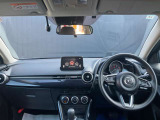 フロントピラーの位置を従来よりも後方にレイアウト。運転席からの視界の広がりを向上。車両の周囲の状況を、いち早く知ることで、安全に運行できます。