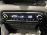 左右独立温度コントロールフルオートエアコンです。運転席、助手席それぞれで独立して温度設定ができます。冷え性の方が乗っても安心ですね♪