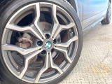 ●純正19インチアルミホイール:輸入車ならではの卓越した走りを支えるホイールと足回りです!日本車の走りに慣れている方にもぜひ体感して頂きたいほど、高いレベルでまとまっています!